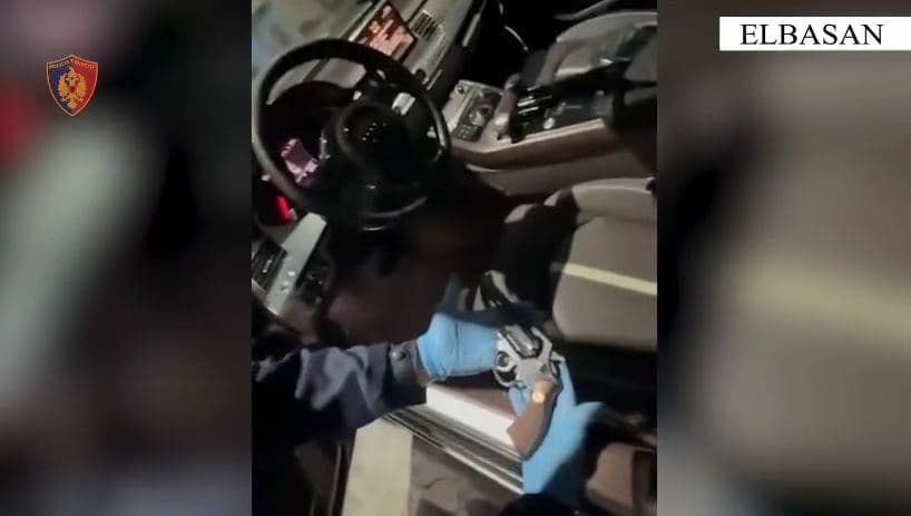 Elbasan/ Lëvizte me fenelina policie dhe armë zjarri në automjet, arrestohet 32 vjeçari