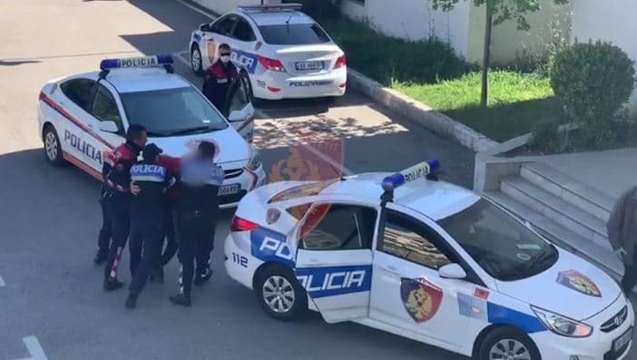Dhunoi bashkëshorten dhe vajzën, më pas u vetëplagos me thikë/ Pranga 55-vjeçarit në Durrës