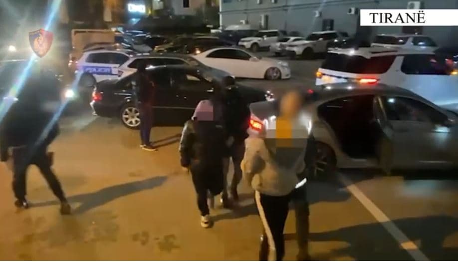 Po transportonin emigrantë të paligjshëm kundrejt pagesës, dy të arrestuar në Tiranë