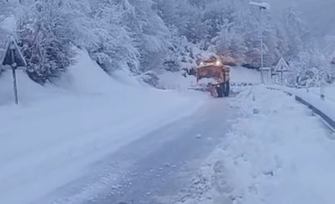 Reshje dëbore në veri dhe juglindje, bllokohet Qafë Thora nga ortekët