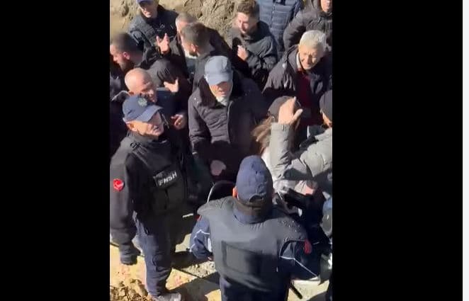 Vijojnë tensionet në zonën e Baks-Rrjollit, përplasje mes banorëve dhe policisë