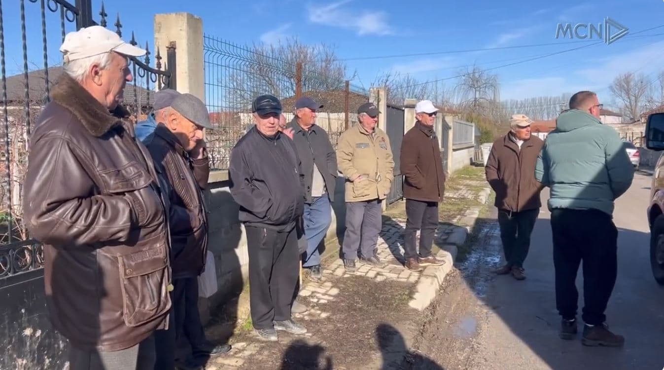Maliq, banorët në protestë për ujin: Vjen erë të keqe, nuk bën për t’u pirë, gatim apo për larje