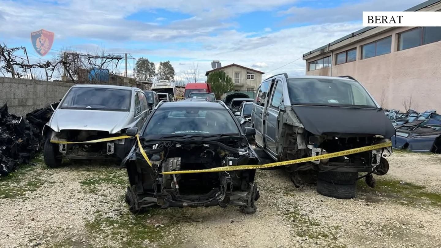Çmontonin makinat e kontrabanduara nga Britania e Madhe/ Arrestohet pronari i servisit në Dimal, një tjetër në kërkim