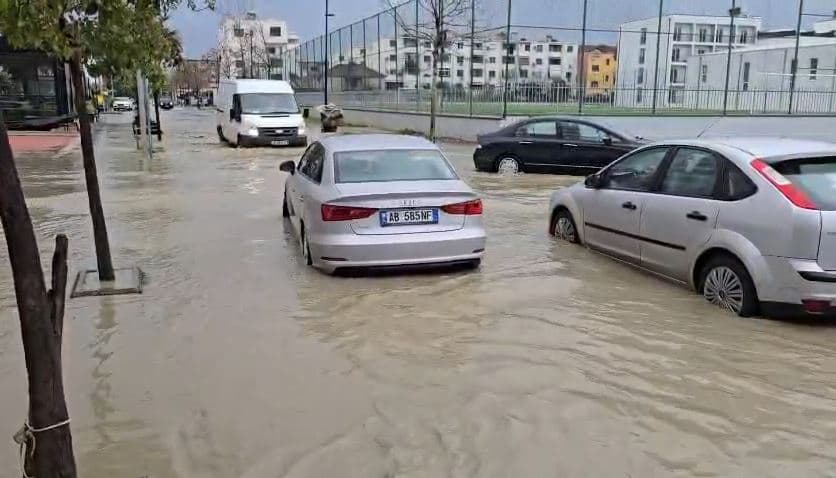 Rrëshqitja e dherave nga kodra në zonën e Currilave shkakton bllokim të njërit kah të rrugës 