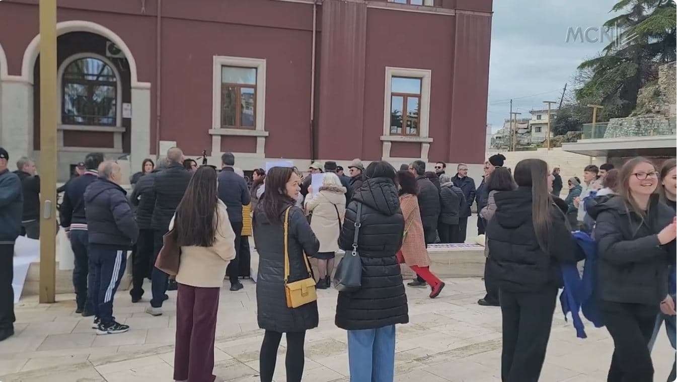 “Aferë nën emrin e donacionit”. Projekti TID, banorët sërish në protestë para Bashkisë Durrës