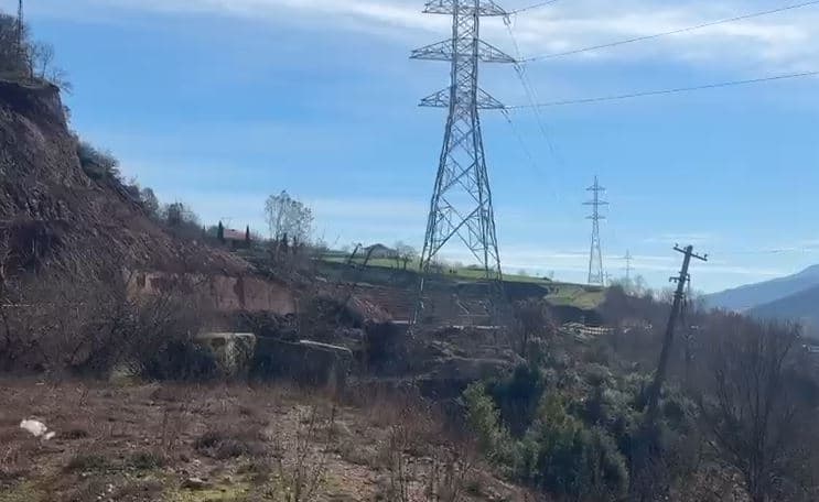 Shembja e aksit Librazhd–Pogradec shkakton ndërprerje energjie, disa fshatra pa drita