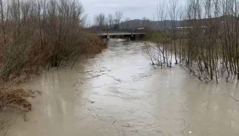 Lumi Ishëm del nga shtrati, përmbytet një lagje në Murqinë të Fushë Krujës (VIDEO)