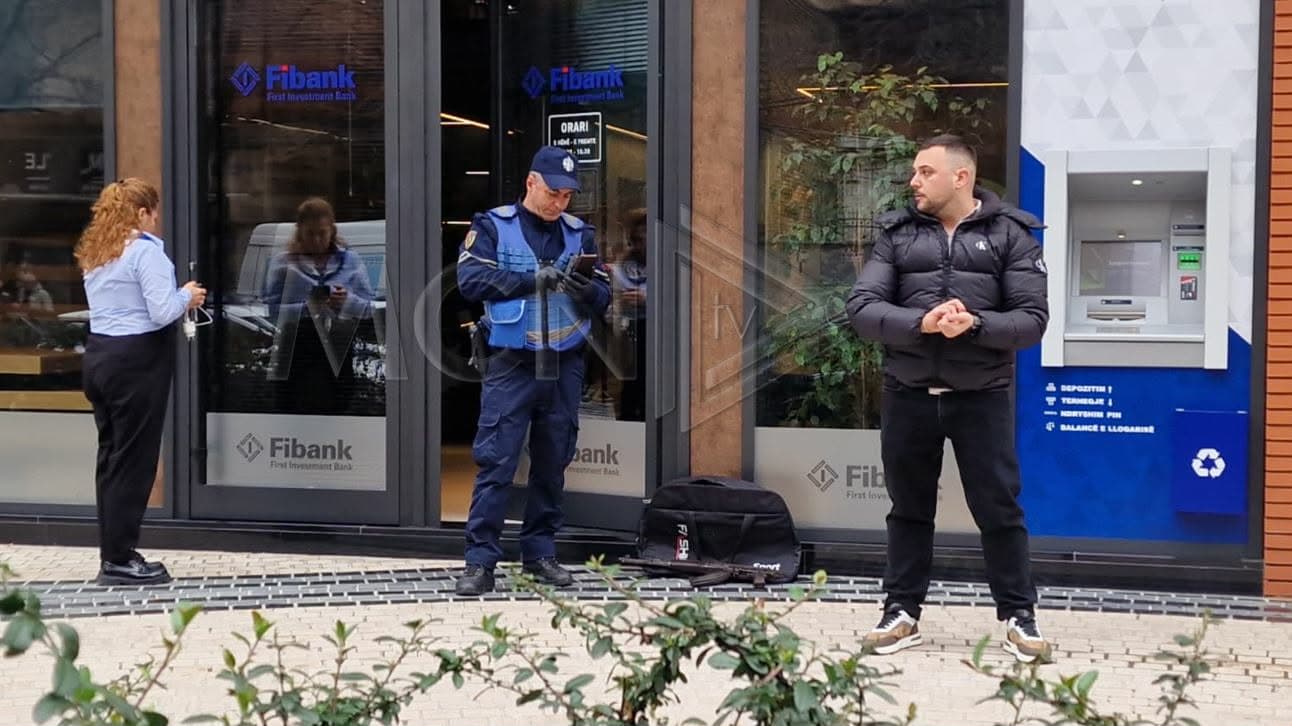 3 persona grabisin me kallashnikov selinë e Fibank tek zona e ish-Parkut në Tiranë/ Dyshohet se ka të plagosur, një në pranga (VIDEO)