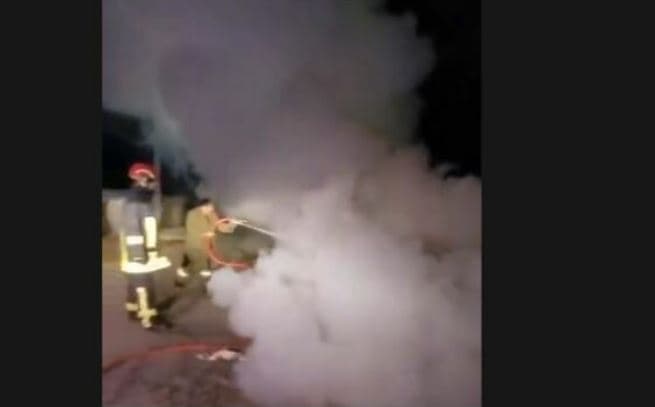 Korçë/ Digjet plotësisht nga flakët makina e parkuar në Bulgarec