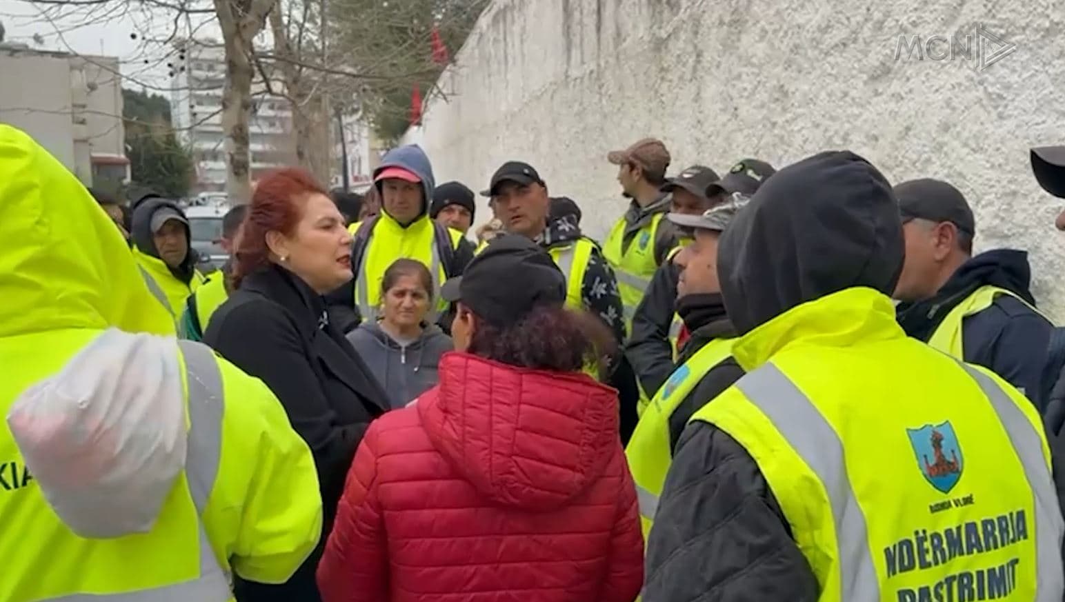 U vonohen pagesat/ Punonjësit e pastrimit në Vlorë në protestë (VIDEO)