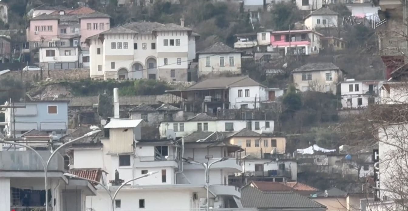 Gjirokastra pa tualete publike. Banorët dhe turistët ndeshen me një problem të përditshëm
