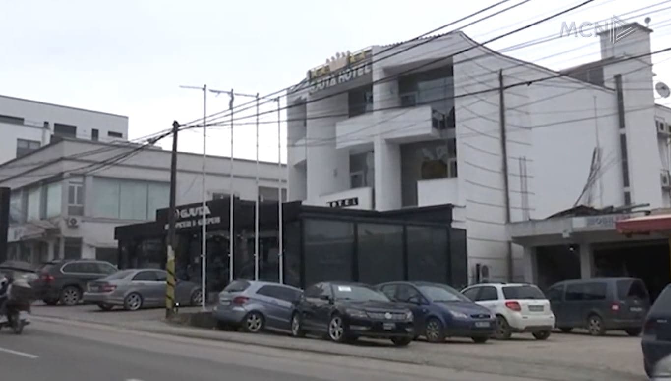 18-vjeçarja vetëplagoset me armë në hotel/ I dashuri dhe familjarët e tij tentojnë të fshehin ngjarjen (VIDEO)