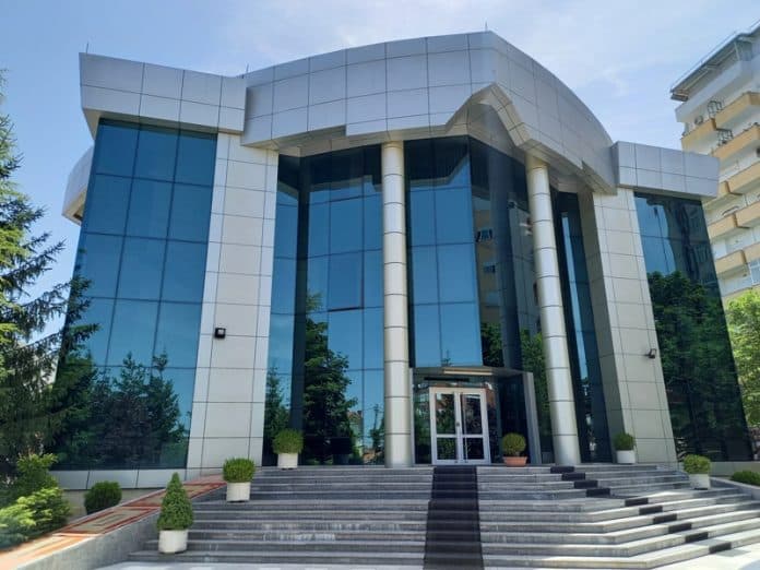 Jepnin fajde në shumë të mëdha parash/ Prokuroria e Korçës dërgon në gjykim tre persona