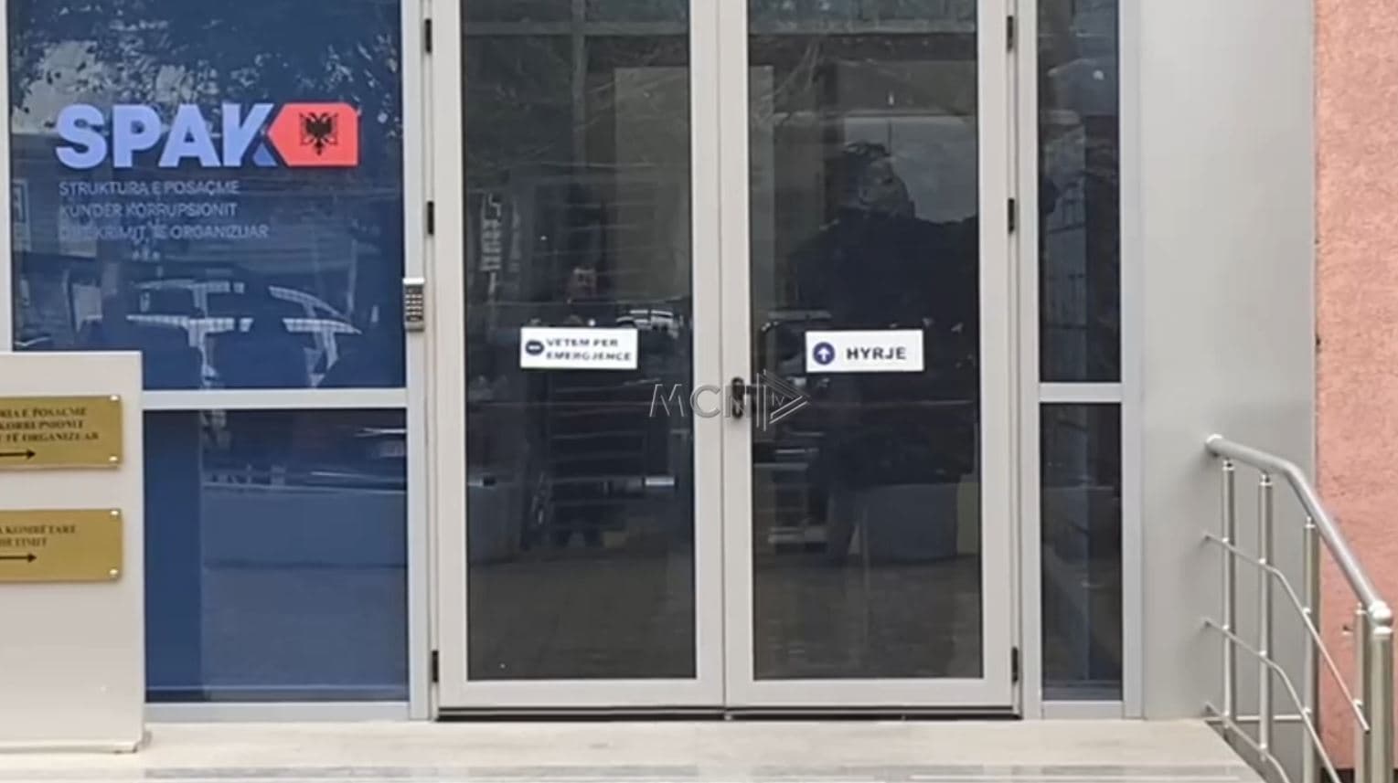 Kryebashkiaku i Gjirokastrës paraqitet në SPAK (VIDEO)