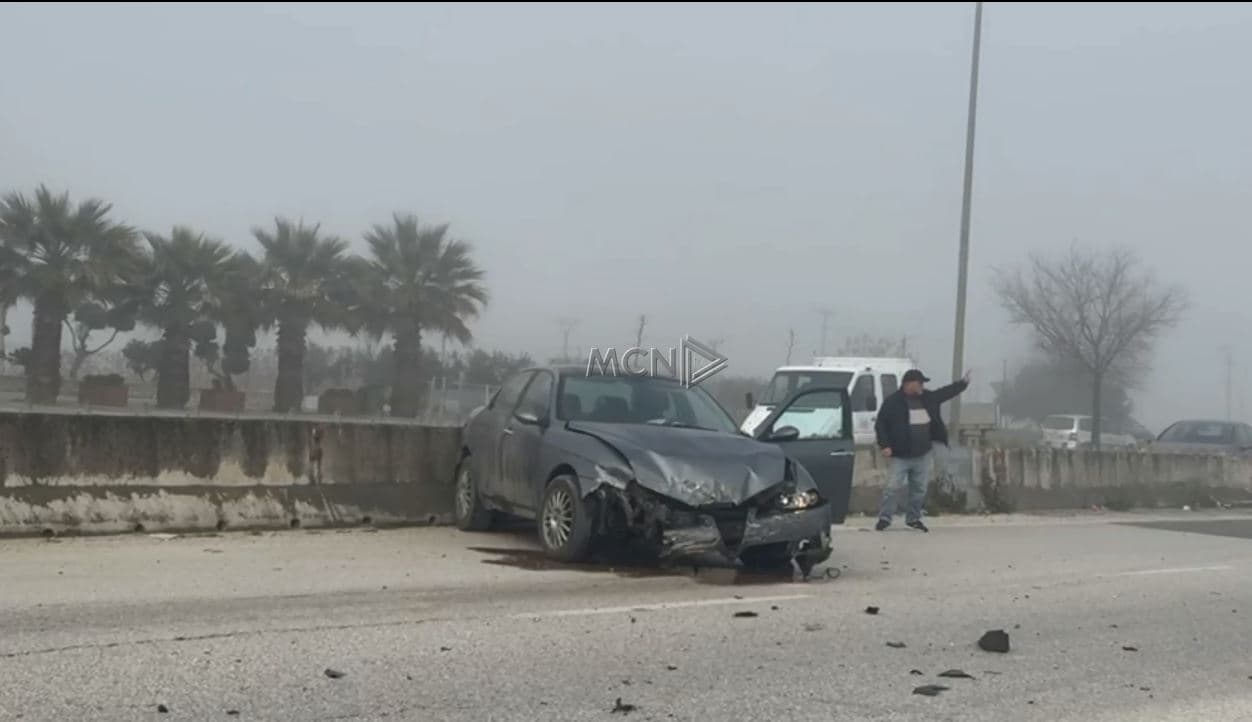 Makina përplaset me bordurën në rrethrrotullimin e Grabjanit në Lushnjë (VIDEO)