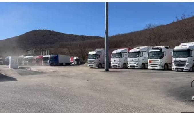 Prej 4 ditësh të bllokuar pas shembjes tek ‘Arrat e Gurrës’, gjendet zgjidhje për kamionistët