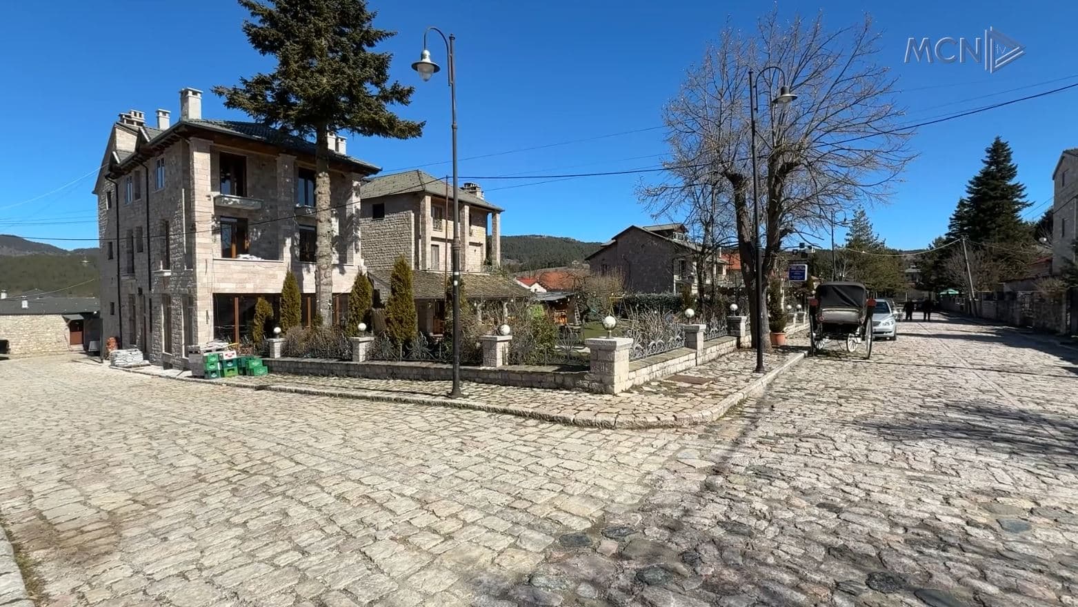 Fundjava pa vizitorë në Korçë/ Prenotime të anuluara dhe restorante bosh pas bllokimit të rrugës (VIDEO)