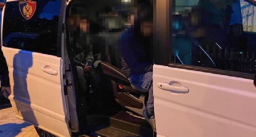 Korçë/ Ndihmoi emigrantët të kalonin ilegalisht kufirin, pranga 25 vjeçarit nga Suedia