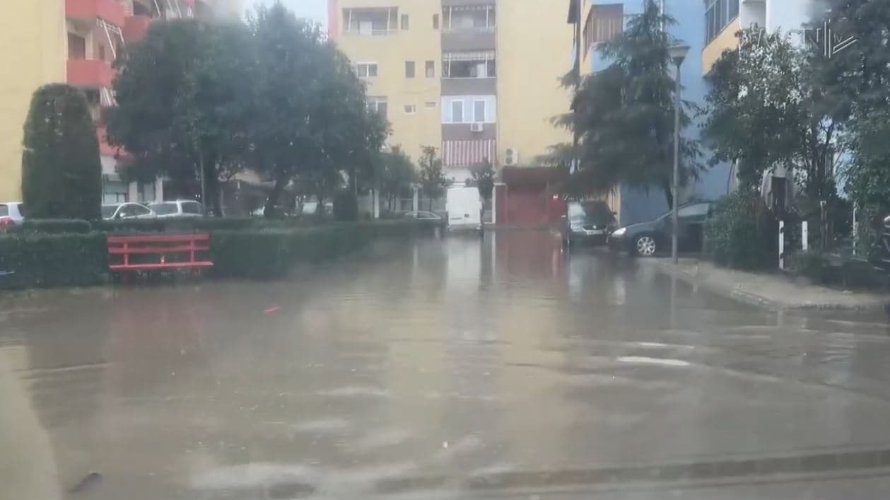 Shiu përmbyt Lezhën/ Lagjja “Besëlidhja” zona më e prekur, probleme edhe me energjinë (VIDEO)