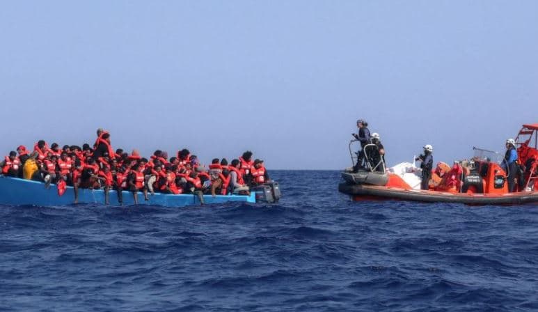 Përmbyset varka në brigjet e Libisë, zhduken mbi 50 emigrantë 