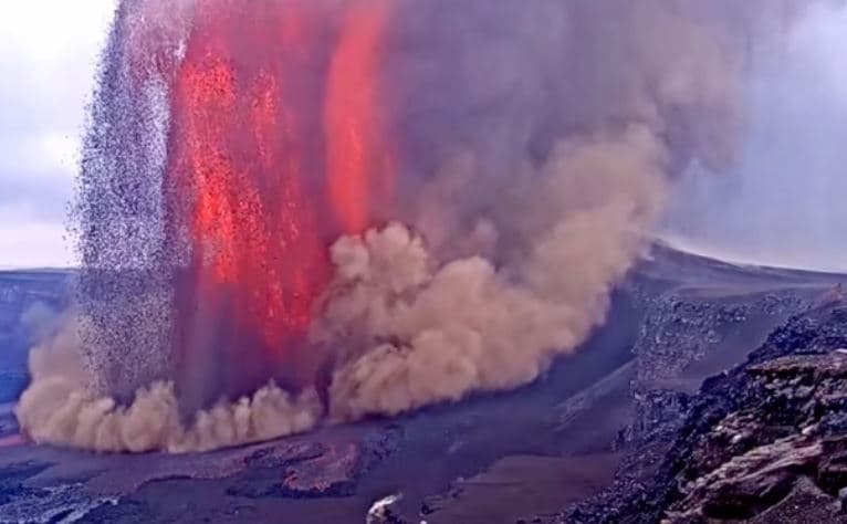 Video/ Shpërthen sërish vullkani “Kilauea”, llava arrin në 350 metra
