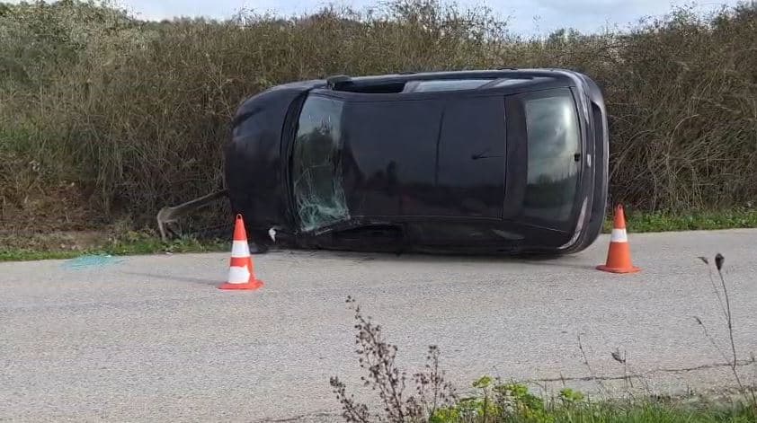 Makina del nga rruga dhe përmbyset, plagoset shoferja në Fier