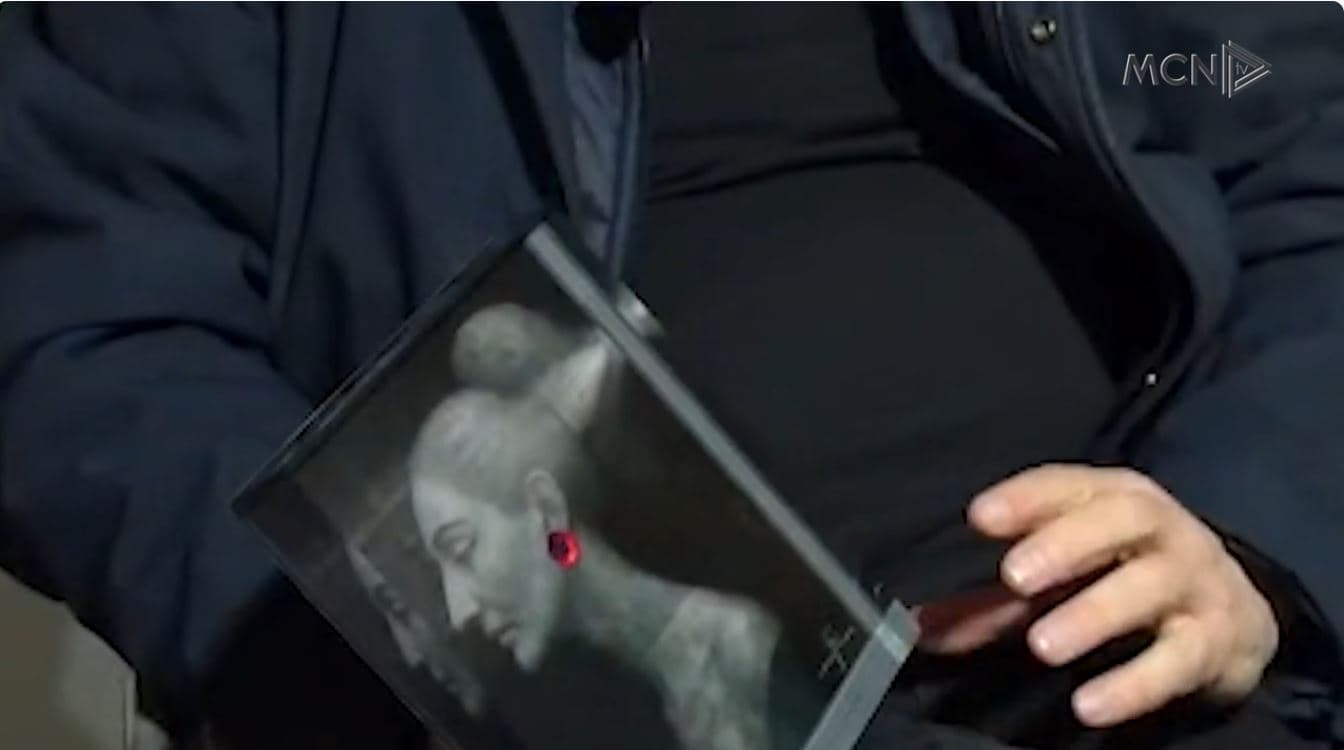 "Maria Kallas" në Sarandë. Ilirjan Shima i dhuron galerisë portretin e artistes së famshme