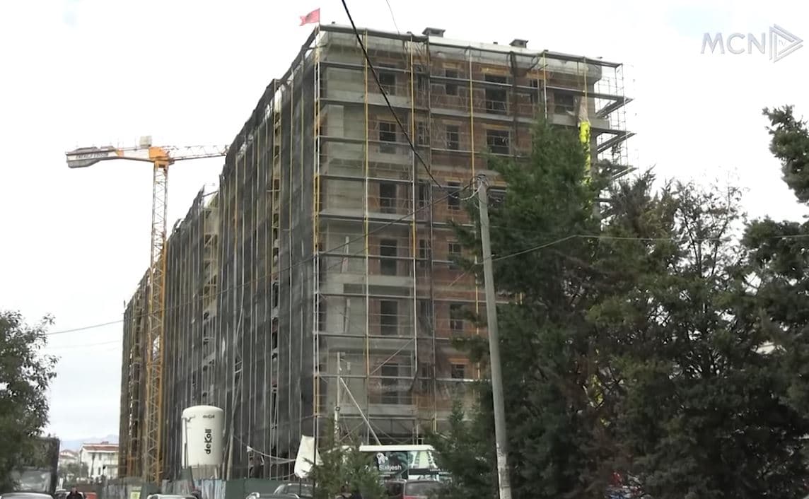 Bloza në ajër rrit sëmundjet respiratore/ Sokoli: Shkaktarët kryesorë, ndërtimet pa kriter dhe trafiku i rënduar (VIDEO)