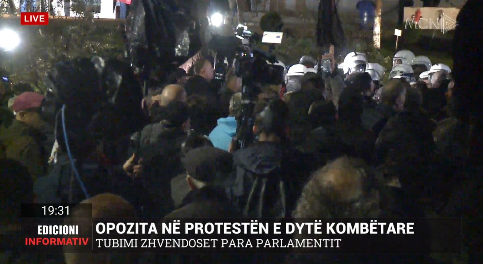 Berisha kthehet në seli, protesta udhëhiqet nga Noka/ Deputetët përplasen me policinë para Parlamentit