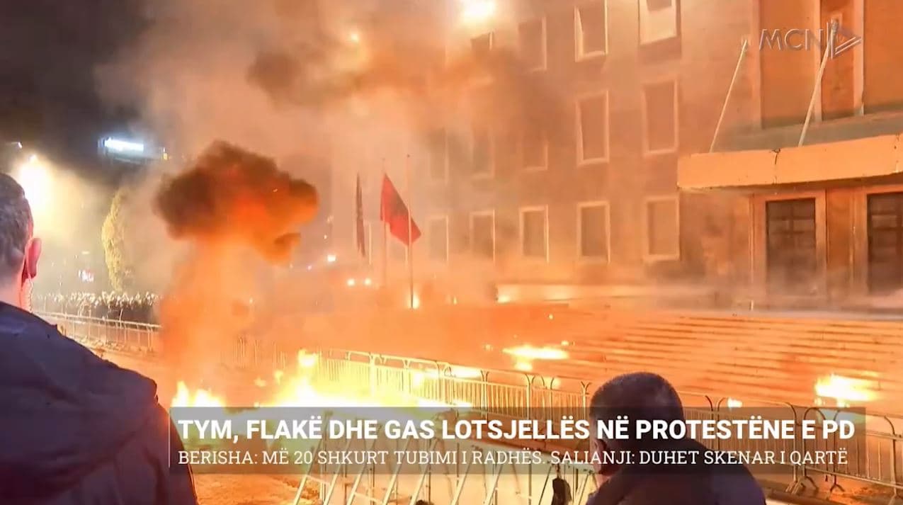 Tym, flakë dhe gaz lotsjellës në protestën e PD/ Berisha: Më 20 shkurt tubimi i radhës. Salianji: Duhet skenar i qartë (VIDEO)