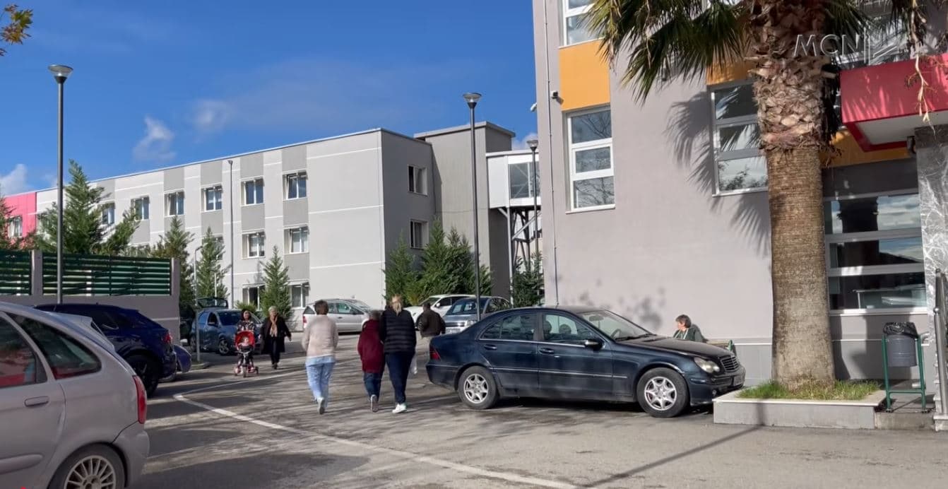 Elbasan, fluks i lartë në pediatri/ Mjekja: Mbi 110 raste në ditë, spitali nuk ka më vende shtrimi
