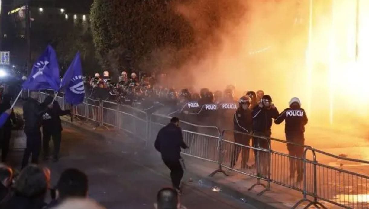 Protesta e opozitës para Kryeministrisë/ Policia e Tiranës: Nuk marrim përsipër zhvillimin e tubimit