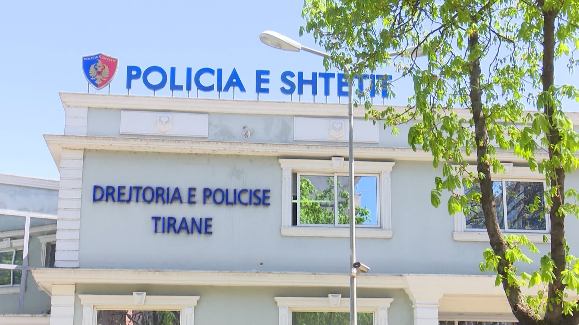 Tiranë/ 18-vjeçarja dërgohet në spital e plagosur me armë, Policia: Tentoi vetëvrasjen! Dy të arrestuar dhe 3 në kërkim