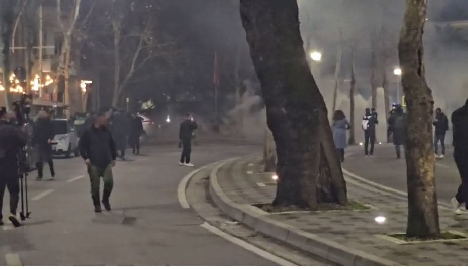 Protesta e opozitës/ Shoqërohen 25 protestues, dy të lënduar. Njëri prej tyre Luçiano Boçi