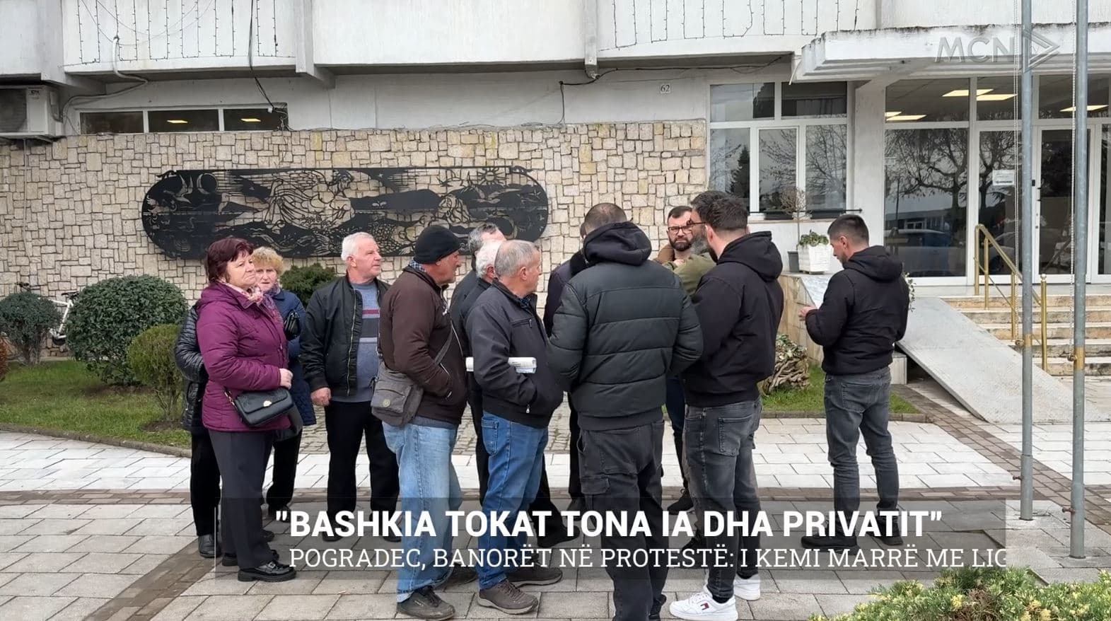 “Bashkia tokat tona ja dha privatit”/ Pogradec, banorët në protestë: I kemi marrë me ligjin 7501 (VIDEO)
