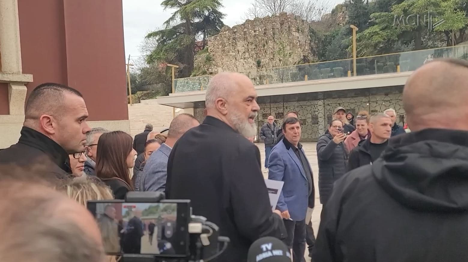 Rama përplaset me banorët e Durrësit/ Takimi, kryeministri nuk tërhiqet nga shembja e banesave për “TID-in” (VIDEO)
