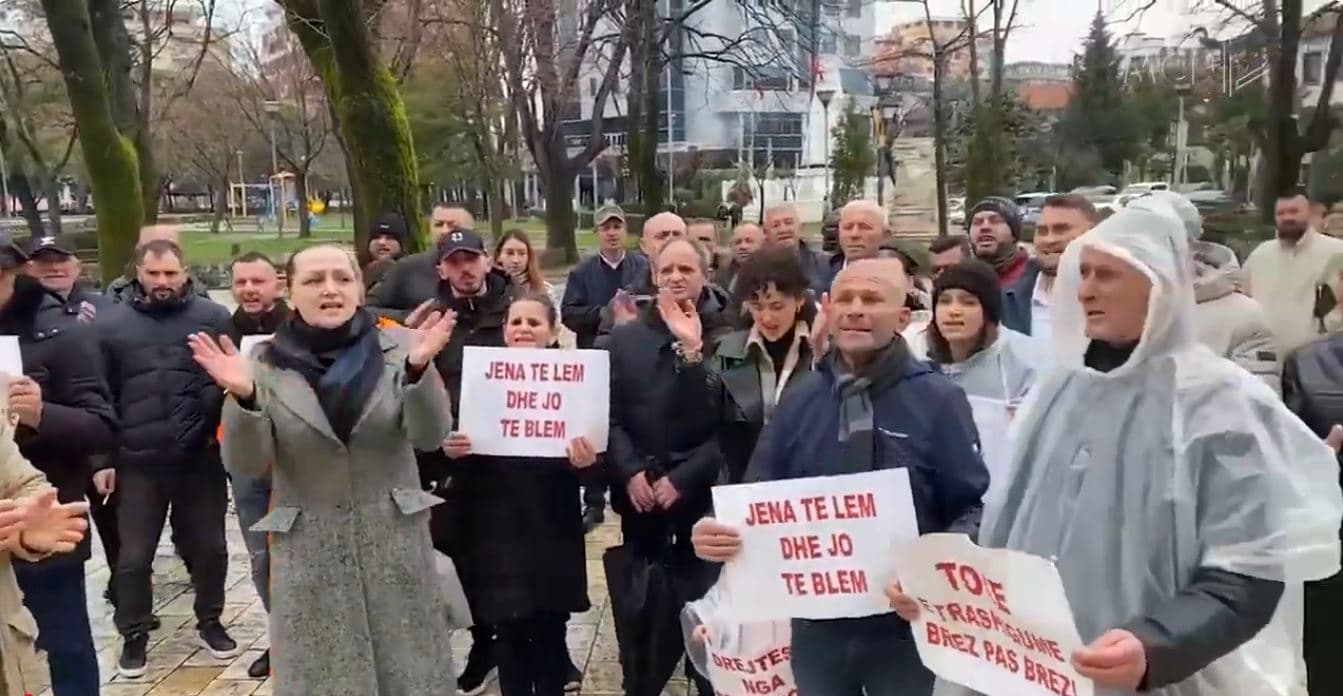 “Duam drejtësi”/ Përplasja për tokën e resortit, banorët e Rrjollit protestë para prokurorisë