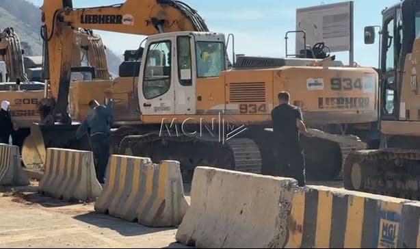 “Prona mbrohet me gjak”/ Banorët e Rrjollit përplasen me rojet e sigurisë dhe sulmojnë kantierin