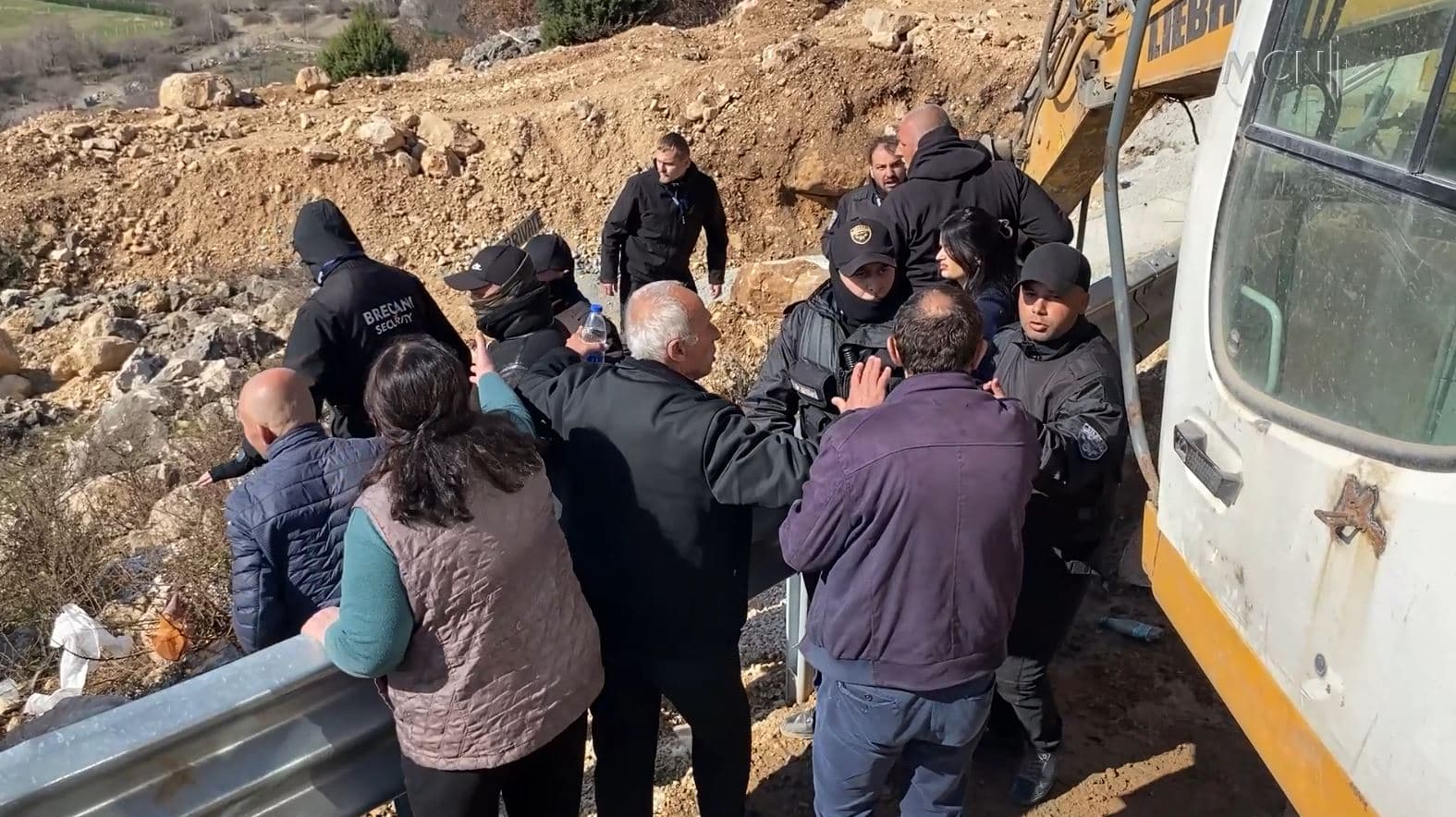 Përplasje fizike me rojet private/ Protesta për pronën, banorët e Rrjolit dëmtojnë makineritë e “Gener 2” (VIDEO)