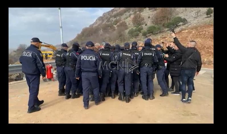     Banorët e Baks-Rrjollit mblidhen sërish për të protestuar kundër ndërtimit të resortit turistik në zonë (VIDEO)