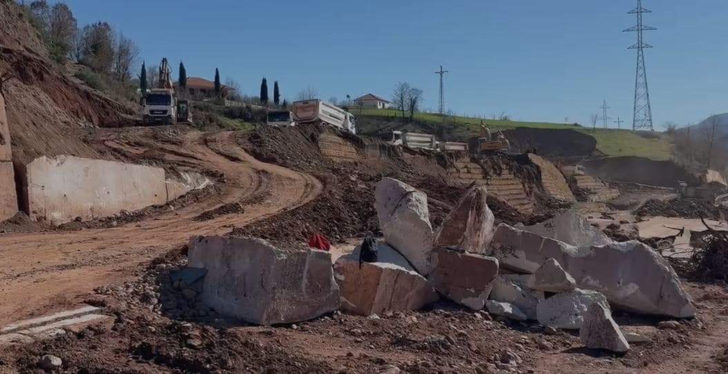   Bllokimi i aksit Librazhd–Prrenjas izolon juglindjen, Shoqëria Civile paralajmëron protestë