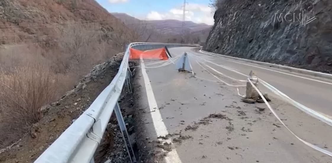 Rruga u dëmtua nga gërryerjet në Shkumbin? Bllokimi në Librazhd, nis hetimi ndaj kompanive që po ndërtojnë korridorin VIII (VIDEO)