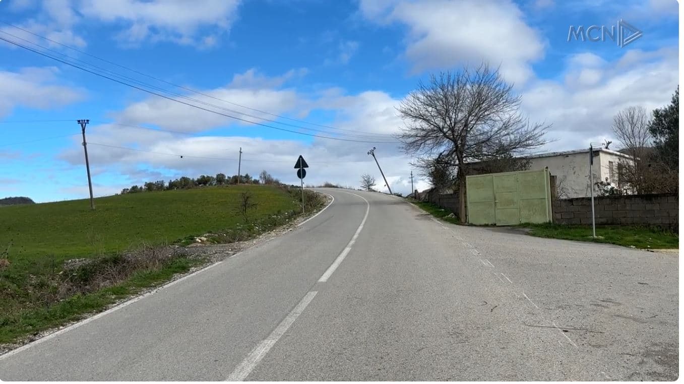 Çarje asfalti dhe rrëshqitje dheu, rruga Poçem-Vllahinë dëmtohet dy vite pas përfundimit