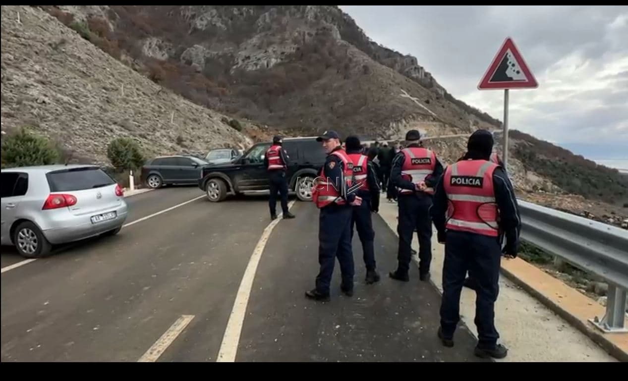 Bllokohet rruga Shëngjin-Velipojë nga banorët e Rrjollit, policia shoqëron katër persona pas rezistencës (VIDEO)