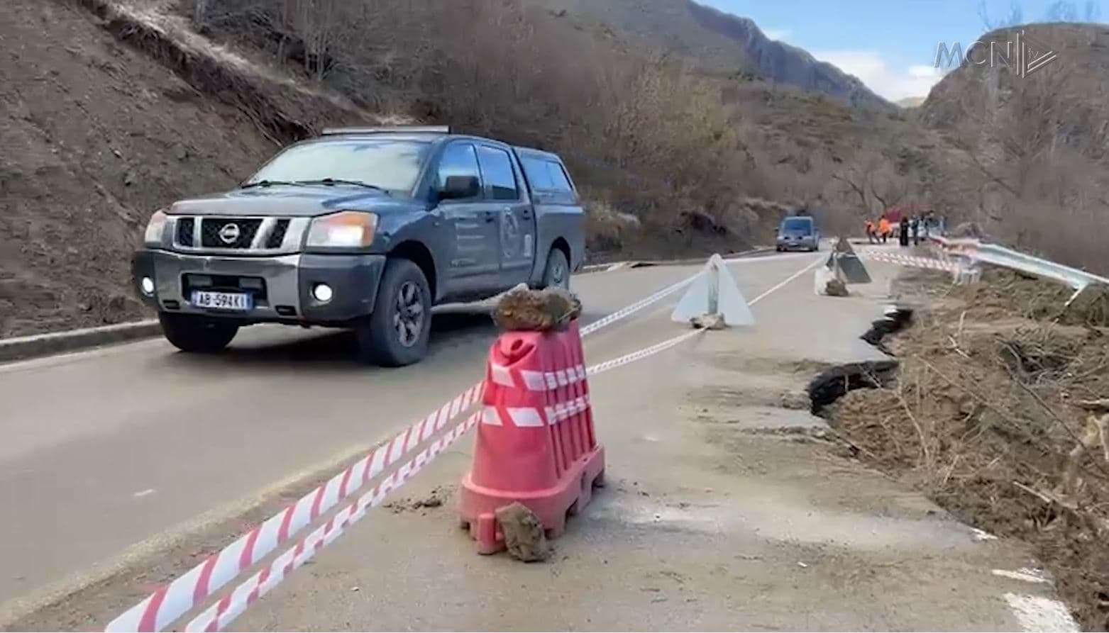 Trajlerat “paralizojnë” rrugën alternative/ Bllokimi në Librazhd, kaos në lëvizjen e automjeteve drejt Juglindjes (VIDEO)