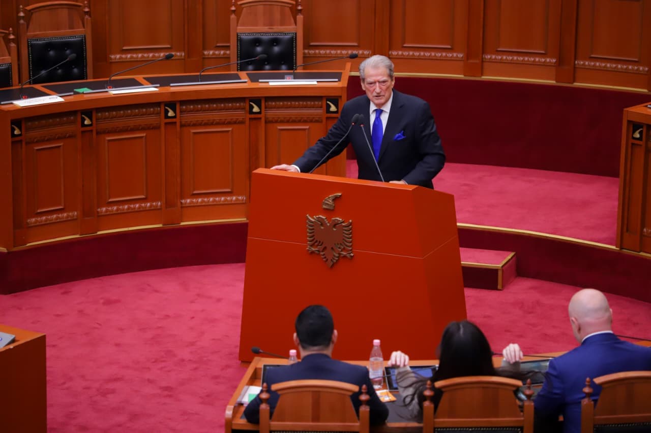 Berisha: I gjuajtët me plumba gome në kokë protestuesit. Koçiu: Ti e ke në gen të derdhësh gjak