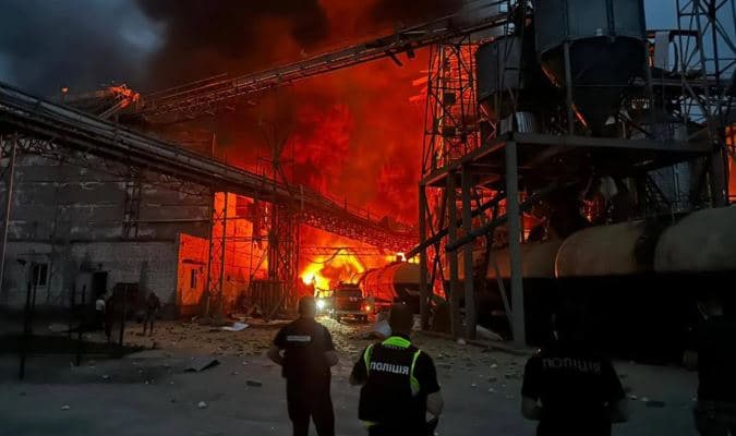 Dronët ukrainas sulmojnë rafinerinë kryesore të naftës në Volgograd