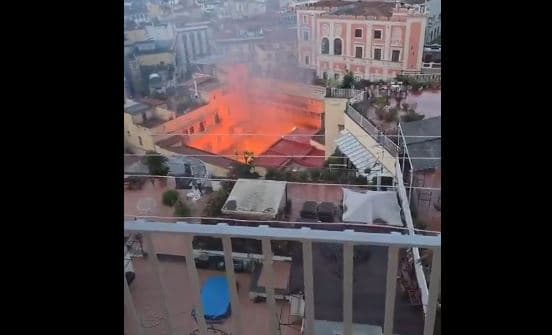 Zjarri shkatërron teatrin Sanazzaro në Napoli, shembet çatia e godinës historike