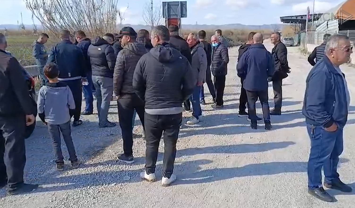 Bllokohet aksi rrugor Thumanë-Kashar/ Rruga e amortizuar, banorët kërkojnë zgjidhje (VIDEO)