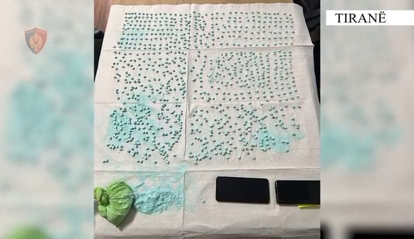 E kishin kthyer banesën në “punishte” droge/ Sekuestrohen 2 200 tableta ekstazi, arrestohen dy kushërinj në Tiranë